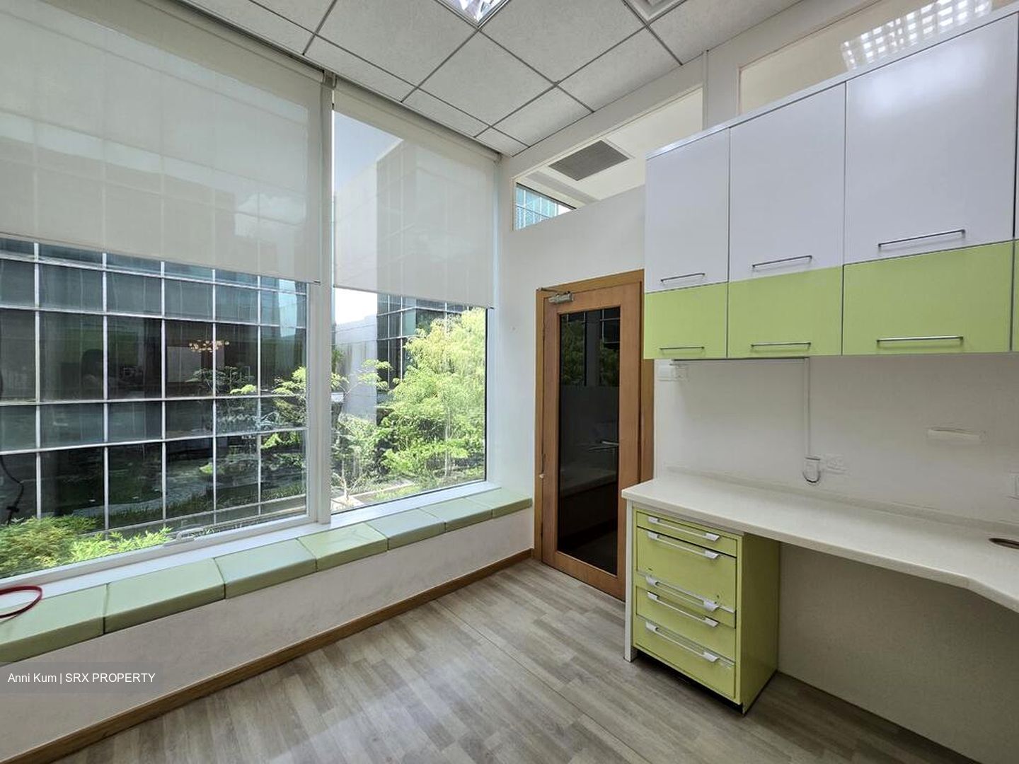 SQUARE 2 (D11), Retail #497413391